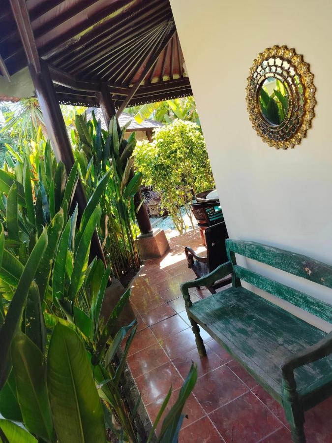 Villa Layang Bulan A Homey Guesthouse For Men Near The Beach In North Kuta Denpasar  Exterior photo