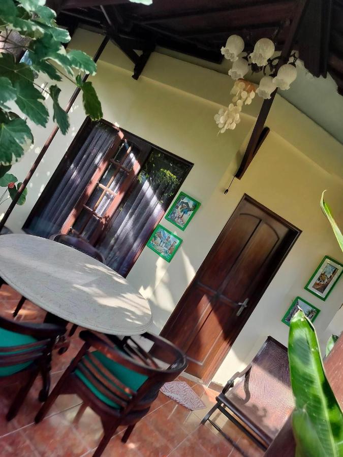 Villa Layang Bulan A Homey Guesthouse For Men Near The Beach In North Kuta Denpasar  Exterior photo