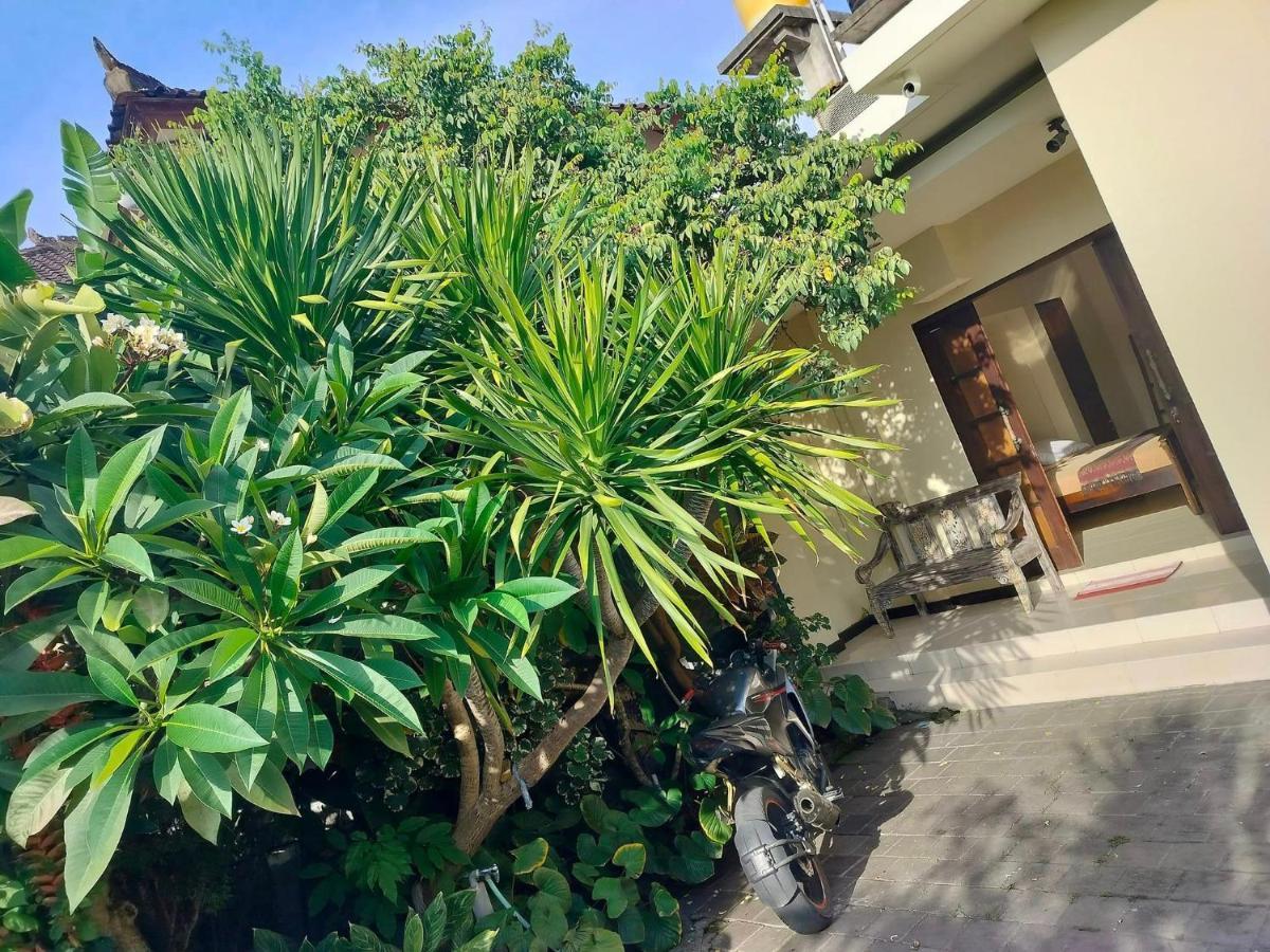 Villa Layang Bulan A Homey Guesthouse For Men Near The Beach In North Kuta Denpasar  Exterior photo